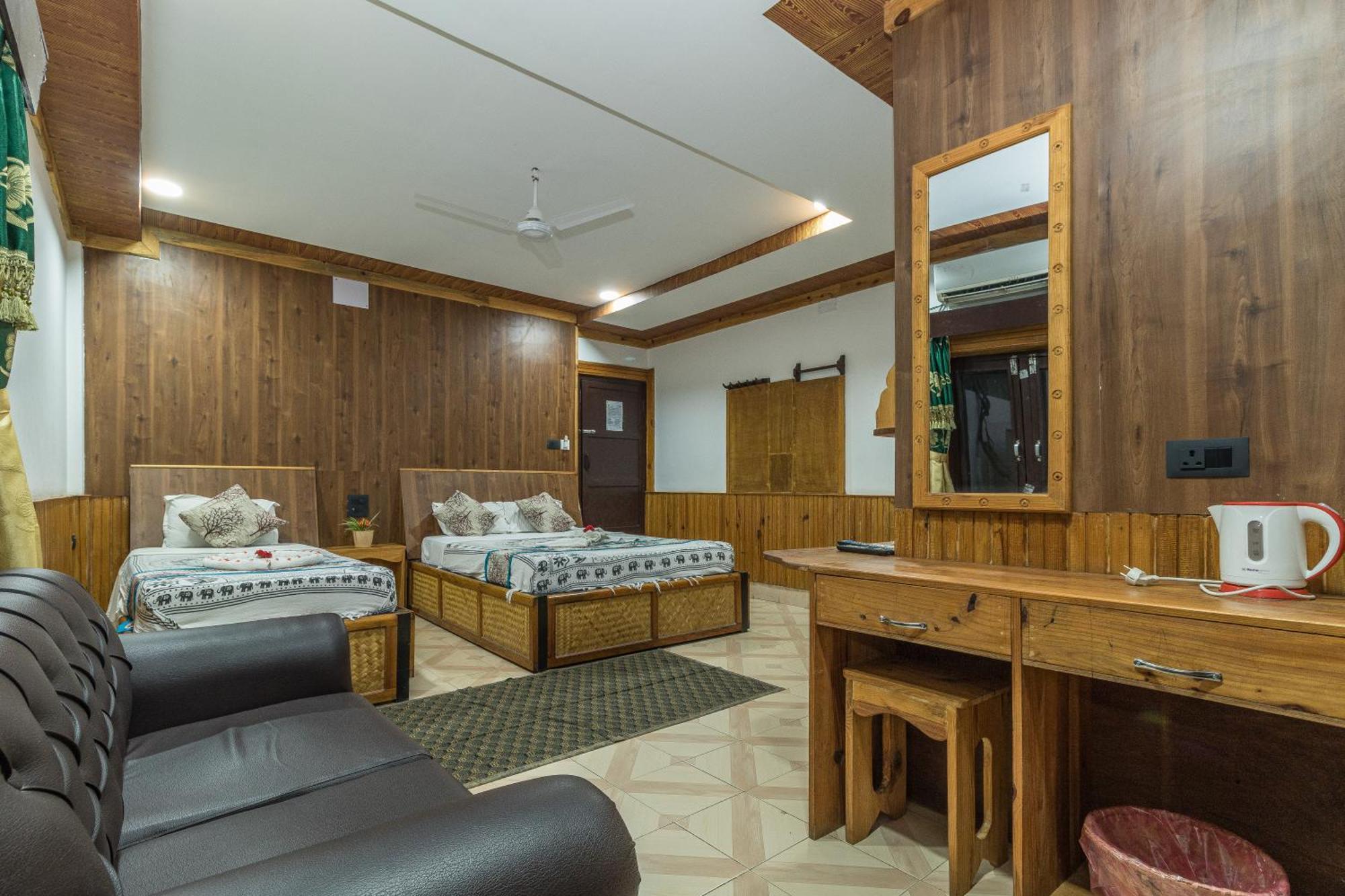 Hotel Riverside With Swimming Pool Sauraha Exterior foto