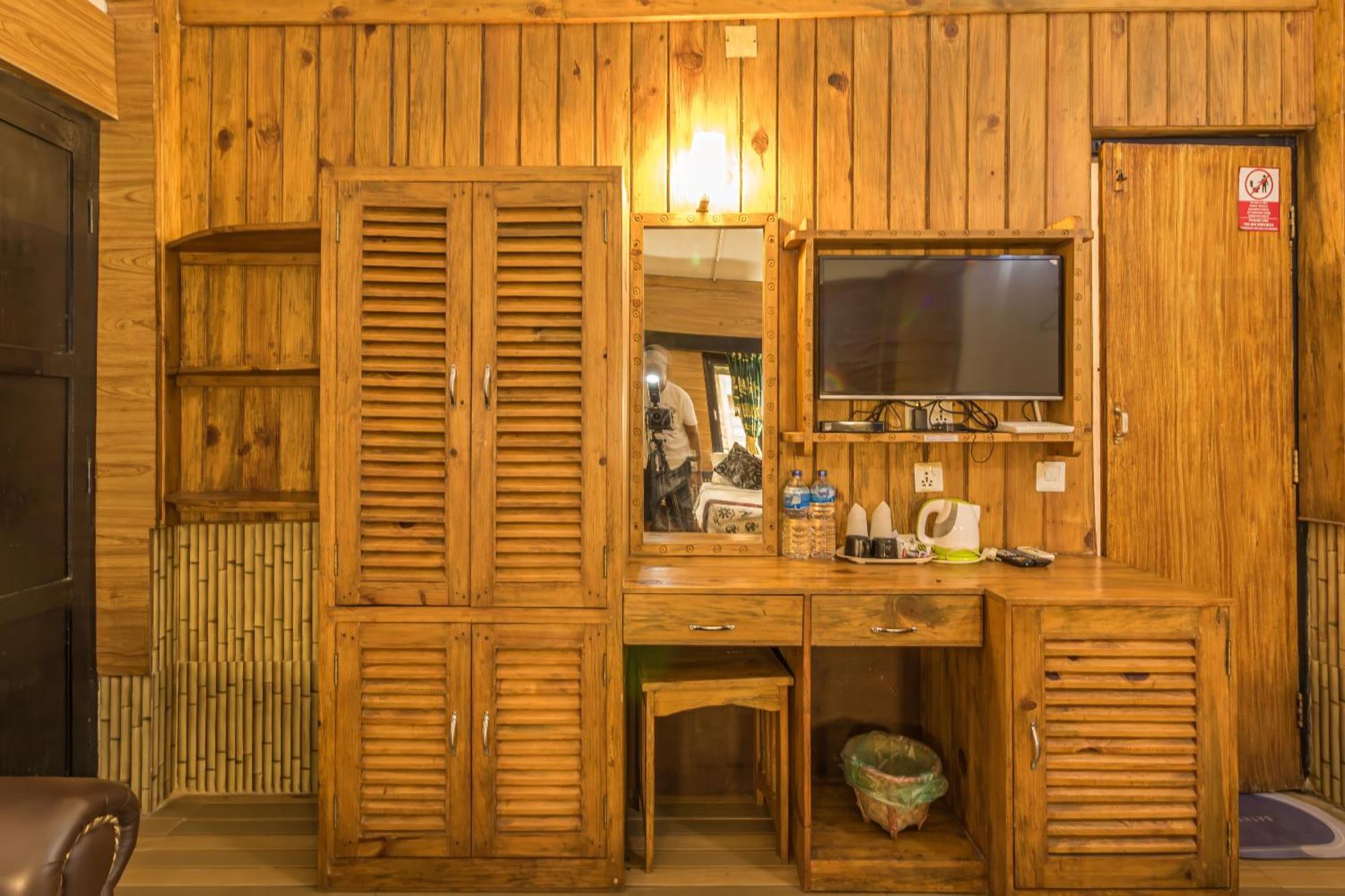 Hotel Riverside With Swimming Pool Sauraha Exterior foto