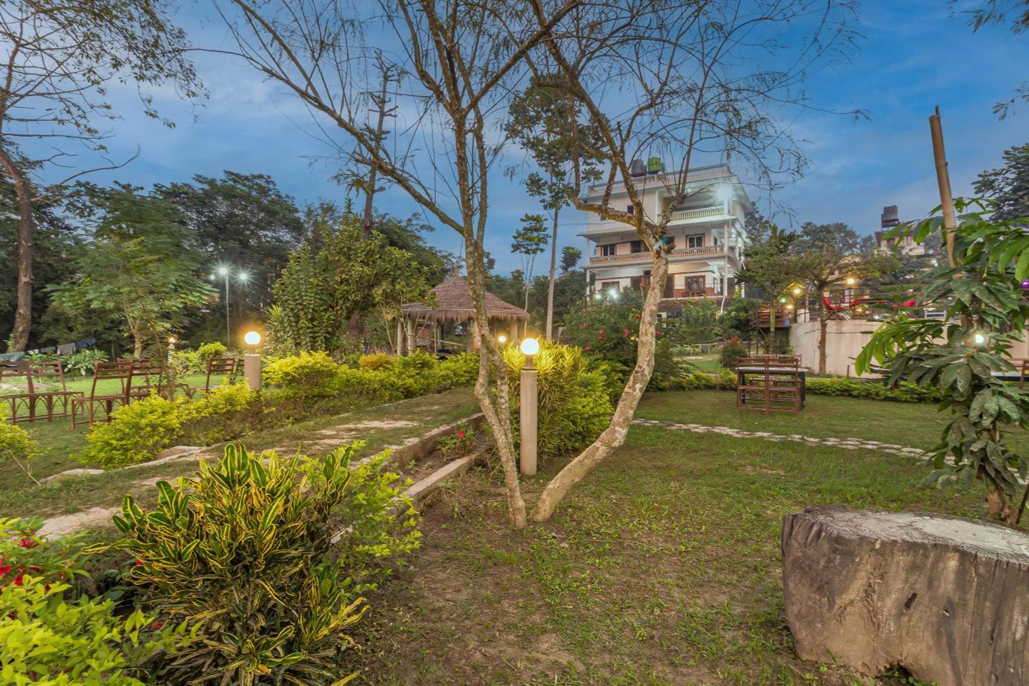 Hotel Riverside With Swimming Pool Sauraha Exterior foto